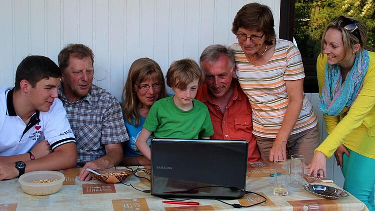 Mitglieder der Reisegruppe erinnern sich zu Hause und schauen zusammen die vielen schönen Bilder an von li: Lukas Willert, Georg Lunz, Petra Kreiner, Mark Reif, Günther Müller, Maria Müller, Franziska Reif Foto: Johanna Blum