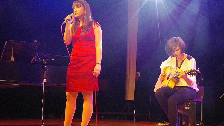 : Sarah Partheymüller sang "Everything I do", begleitet von Lena Ebertsch an der Gitarre.