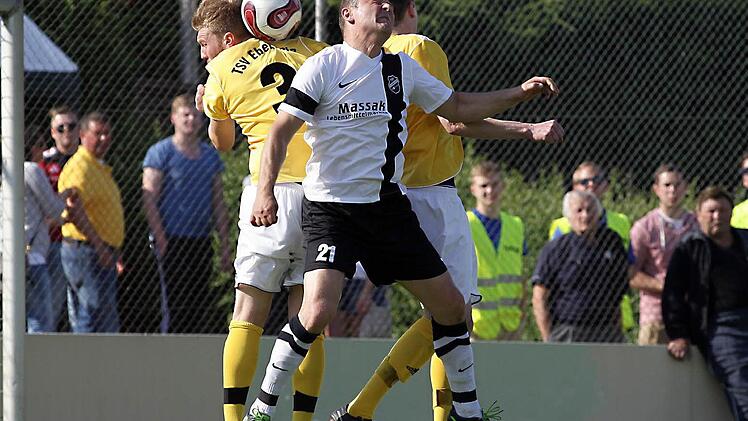 Gemeinsamt klären die Ebensfelder Thomas Stölzel (links) und Sebastian Amon vor dem TSV-Stürmer Matthias Kubiak. Foto: sportpress