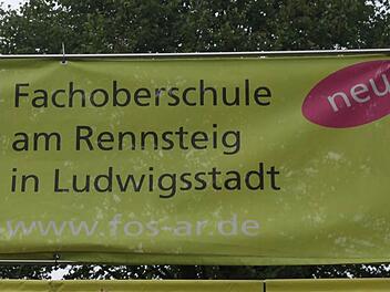 Die Fachoberschule am Rennsteig ist zwar nicht mehr neu, sie muss sich aber neu ausrichten. Jetzt befasste sich auch der Schulausschuss mit der Situation. Foto: Veronika Schadeck