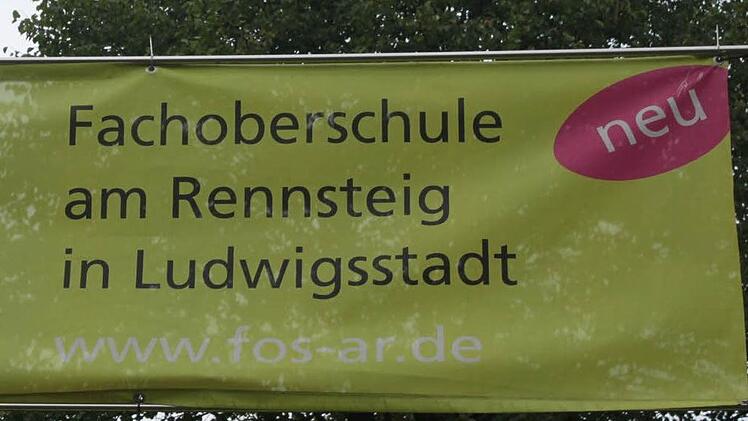 Die Fachoberschule am Rennsteig ist zwar nicht mehr neu, sie muss sich aber neu ausrichten. Jetzt befasste sich auch der Schulausschuss mit der Situation. Foto: Veronika Schadeck
