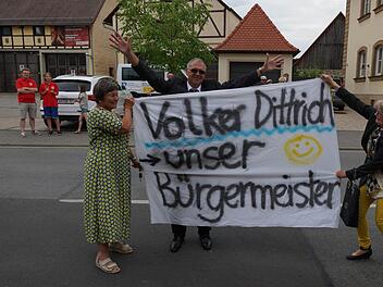 Kurz vor 19 Uhr stand das Ergebnis der Stichwah in der Marktgemeinde Zapfendorf l fest: Wahlsieger Dittrich wurde von seinen Anhängern vor dem Rathaus überschwänglich gefeiert.   Fotos: Johannes Michel