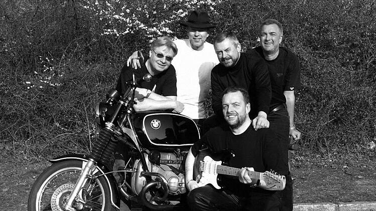 "Living In The Past" mit (von links stehend) Wolfgang Lowak, Herbert Schlinger, Volker Funk und Reinhard Söll sowie kniend Peter Milde spielen die Musik der 60er und 70er Jahre. Am Samstag stellt die Gruppe ihr neues Mitglied, den Keyboarder Hilmar Bauerfeind, vor.  Foto: Stephan Stöckel