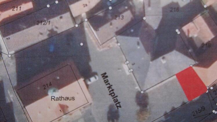 Am Rande des Marktplatzes wird eine Ladestation für Elektrofahrzeuge aufgestellt. Für diesen Standort (hier rot markiert) sprach sich der Stadtrat nun mehrheitlich aus. Foto: Mario Deller