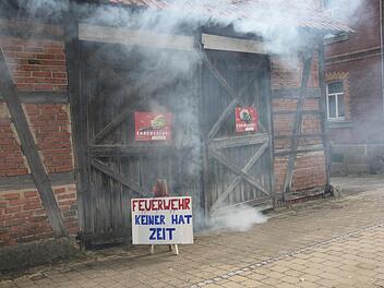 Mit einer außergewöhnlichen Werbeaktion machte die Feuerwehr Meschenbach auf die enge personelle Situation vieler Feuerwehren im Landkreis aufmerksam. Deshalb rauchte es aus einem landwirtschaftlichen Gebäude in Meschenbach am Wahlsonntag. Foto: Michael Stelzner