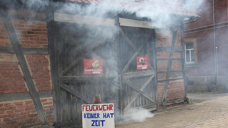 Mit einer außergewöhnlichen Werbeaktion machte die Feuerwehr Meschenbach auf die enge personelle Situation vieler Feuerwehren im Landkreis aufmerksam. Deshalb rauchte es aus einem landwirtschaftlichen Gebäude in Meschenbach am Wahlsonntag. Foto: Michael Stelzner