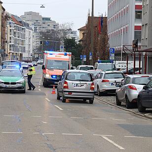 14-Jähriger in Nürnberg von Auto erfasst - Junge schwebt in Lebensgefahr