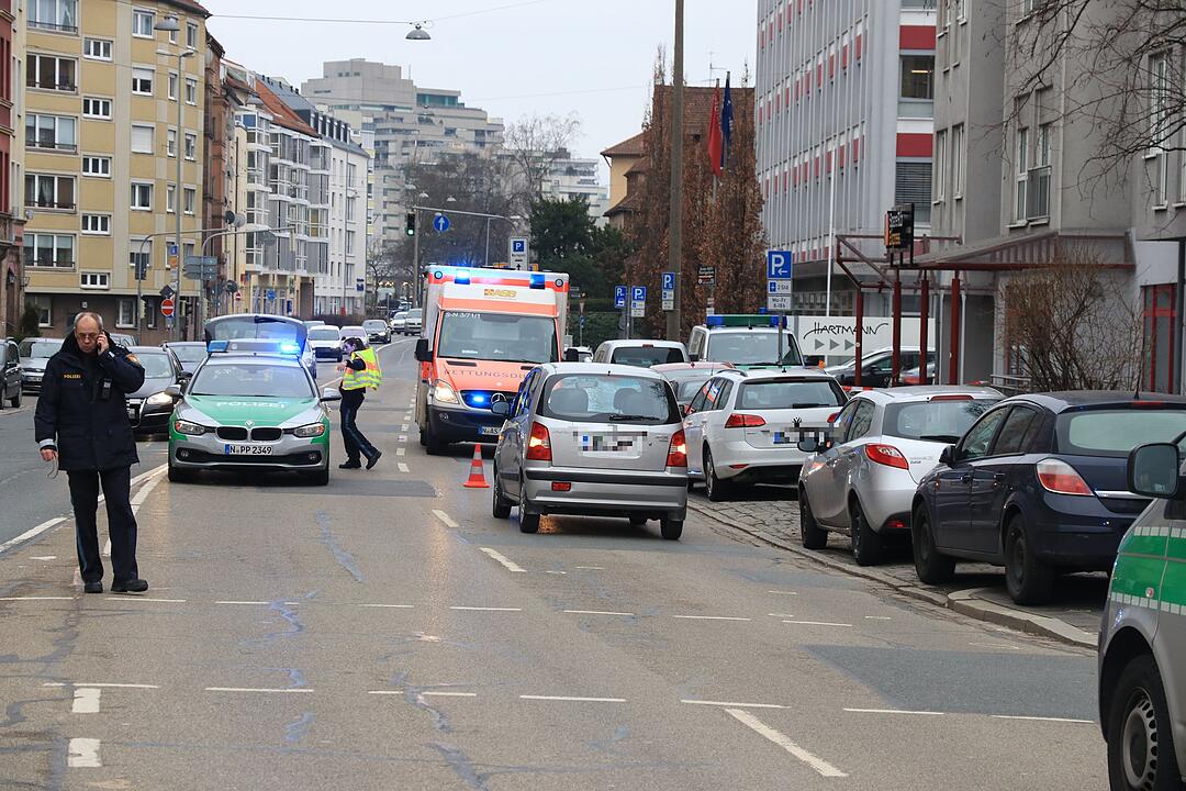 14-Jähriger in Nürnberg von Auto erfasst - Junge schwebt in Lebensgefahr