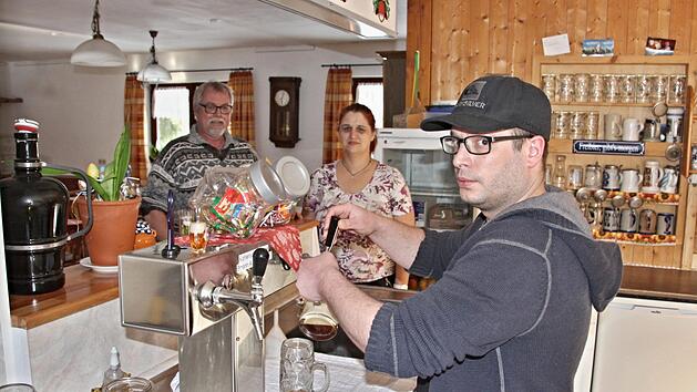 Auch hinter der Theke des Biergartens hilft Maximilian Eisele als Schankwirt aus; hinten, von links, Olaf Betz und Yvonne JahnkeHelmut Will