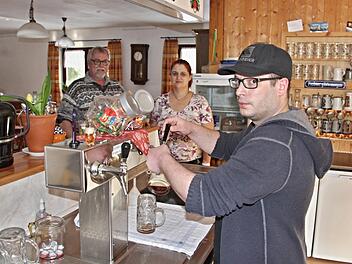 Auch hinter der Theke des Biergartens hilft Maximilian Eisele als Schankwirt aus; hinten, von links, Olaf Betz und Yvonne JahnkeHelmut Will