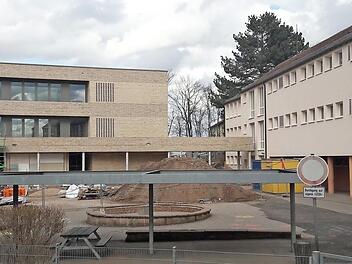 Das Gerüst ist fast weg: Der neue Pavillon (links) nimmt Formen an. Rechts das alte Schulhaus der Carl-Platz-Schule  Foto: Bernhard Panzer