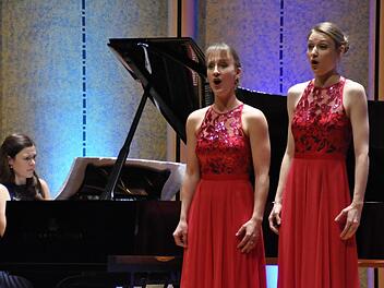 Das Trio Canzon-Ela: Esthea Kruger, Anna-Lena Müller und Lena Elisabeth Vogler. Peter Klopf