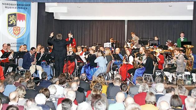 Einen fulminanten Konzertabend gestaltete das symphonische Kreisorchester Ha&szlig;berge im voll besetzten Rudolf-Winkler-Haus in Zeil. Die &uuml;ber 40 Musiker hatten mit Kreisdirigent Benedikt Feustel ein anspruchsvolles Programm erarbeitet, das mit stehendem Beifall belohnt wurde.  Foto: sw