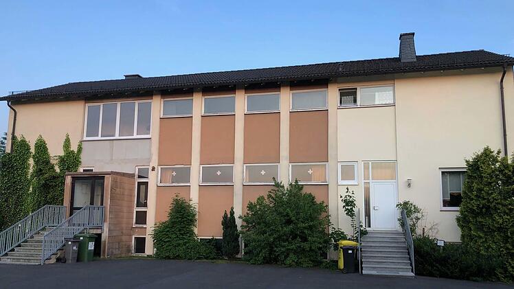 Kehrtwende in Sachen Wandgemälde in der alten Schule in Hesselbach: Das Kunstwerk soll nun doch erhalten werden.  Foto: Michael Wunder