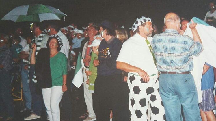 Die Friesener feiern den Landesliga-Aufstieg im Jahr 2000.  Foto: SV Friesen