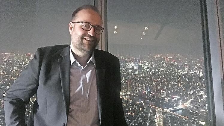 Hat eine lange Reise hinter sich: Der in Coburg geborene und aus Heldritt stammende Jochen Gundel steht auf dem Skytree Tower in Tokio. 2019 war er in Japan und plant seit dem die Olympischen Spiele für den TV-Sender Eurosport. Der 42-Jährige ist für den Sendeablauf rund um die Uhr verantwortlich.