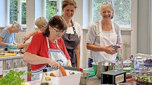 Gut gelaunt bereiten die Teilnehmerinnen Gerichte zu, die Charlotte Vöth (Mitte) für den Kochworkshop vorbereitet hat.