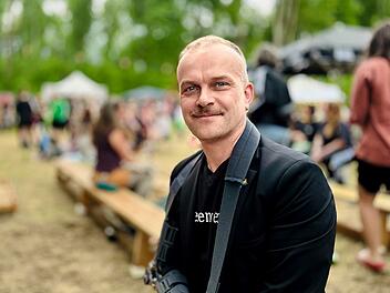 Silvio Witt trat als Oberbürgermeister von Neubrandenburg nach dem Rechtsruck bei den Wahlen im Juni 2024 zurück. Die Stadtverwaltung hatte beschlossen, die Regenbogenfahne nicht mehr zu hissen. Ist Deutschland zwischen verschiedenen Lagern längst viel zu zerstritten, oder lassen sich dazwischen noch Gemeinsamkeiten finden?