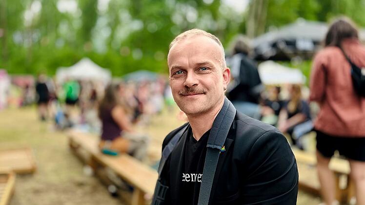 Silvio Witt trat als Oberbürgermeister von Neubrandenburg nach dem Rechtsruck bei den Wahlen im Juni 2024 zurück. Die Stadtverwaltung hatte beschlossen, die Regenbogenfahne nicht mehr zu hissen. Ist Deutschland zwischen verschiedenen Lagern längst viel zu zerstritten, oder lassen sich dazwischen noch Gemeinsamkeiten finden?