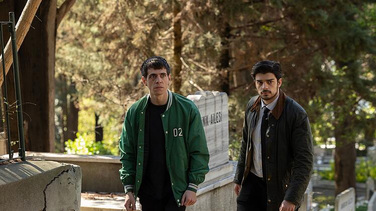 Nach einer langen Suche der Polizei nach ihm spricht Kemal (Nader Abd Alhay, links), der heimliche Freund der ermordeten G&ouml;dze, endlich mit Mehmet (Ethan Kai). G&ouml;dze wurde auf dem Friedhof ermordet, auf dem sich das Paar heimlich verabredete.