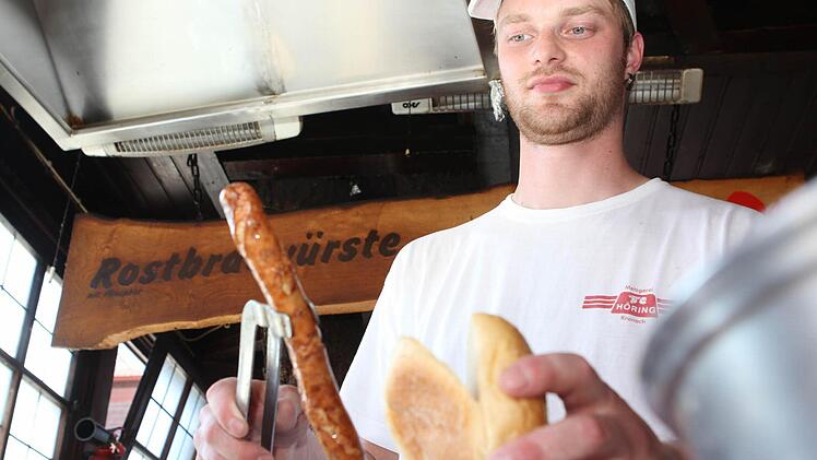40 Grad dank Gasgrill: Mike Fischer hat im Moment einen der heißesten Arbeitsplätze Kronachs. Foto: Jan Koch