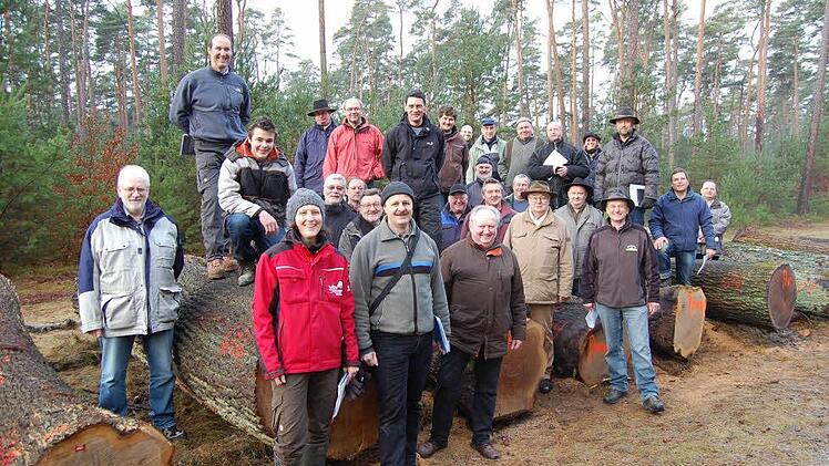 Die Absolventen des Fortbildungslehrgangs mit Kursleiter Forstdirektor Oliver Kröner und Geschäftsführerin der Waldbauernbereinigung Iris Götting (vorn).