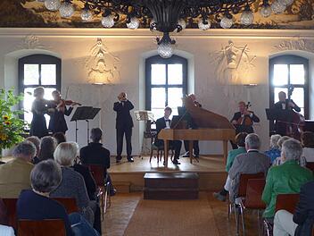 Den Auftakt zur diesjährigen Konzertreihe "Musik in fränkischen Schlössern" geben in Obertheres (von links): Susanne Branny und Jörg Kettmann (Violinen), Mathias Schmutzler (Solotrompete), Jobst Schneiderat (Cembalo), Michael Schöne (Viola), Andreas Priebst (Cello) sowie Helmut Branny (Kontrabass), der die "Capella Musica Dresden" leitet.  Foto: Sabine Meißner