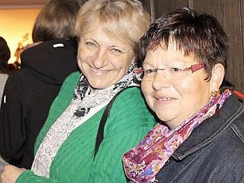 Gudrun Greich (links) und Martina Reiß (rechts) spitzen zur Tür der kleinen Stadthalle hinein. Sie sind gespannt, was die Gruppe "five4one" zu bieten hat.