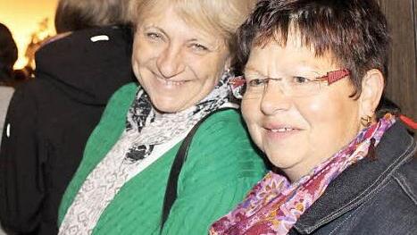 Gudrun Greich (links) und Martina Reiß (rechts) spitzen zur Tür der kleinen Stadthalle hinein. Sie sind gespannt, was die Gruppe "five4one" zu bieten hat.