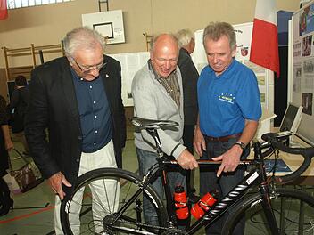 Die letzten Kulturtage 2013 widmeten sich der Partnerschaft zwischen Oerlenbach und Douvres-la-Délivrande. Alois Karch (rechts) erklärt Besuchern das Fahrrad, mit dem er bei der Tour zum Europaparlament nach Straßburg geradelt ist.  Foto: Archiv/Stefan Geiger