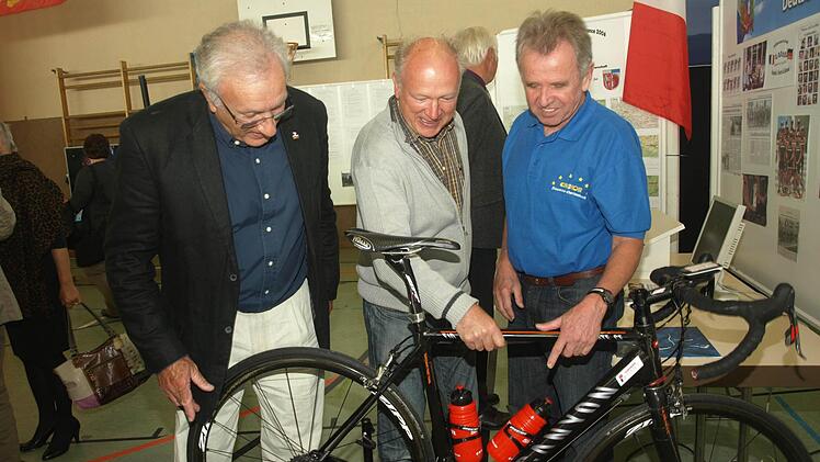 Die letzten Kulturtage 2013 widmeten sich der Partnerschaft zwischen Oerlenbach und Douvres-la-Délivrande. Alois Karch (rechts) erklärt Besuchern das Fahrrad, mit dem er bei der Tour zum Europaparlament nach Straßburg geradelt ist.  Foto: Archiv/Stefan Geiger