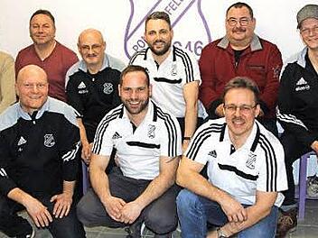 Der neu gewählte Vorstand des FC Pommersfelden: (hinten von links) Jochen Löhr, Thomas Gleitsmann, Lothar Zürl, Matthias Schulze Heuling, Wolfgang Gumbrecht, Torsten Faatz, (vorne von links) Geo Batz, Tobias Gumbrecht und Gernot Schleicher. Foto: Evi Seeger