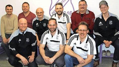 Der neu gewählte Vorstand des FC Pommersfelden: (hinten von links) Jochen Löhr, Thomas Gleitsmann, Lothar Zürl, Matthias Schulze Heuling, Wolfgang Gumbrecht, Torsten Faatz, (vorne von links) Geo Batz, Tobias Gumbrecht und Gernot Schleicher. Foto: Evi Seeger