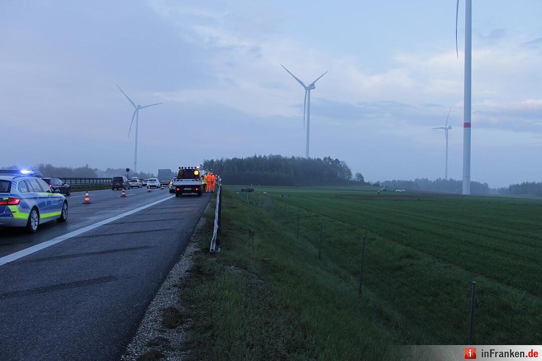 Starkregen sorgt für Abflug: Nissan schießt von Autobahn und landet drei Meter tiefer im Graben - Wagen überschlägt sich auf einer Strecke von 120 Metern mehrfach – Nissan bleibt völlig deformiert auf Wiese liegen – Fahrer eingeklemmt und schwerst verletzt – Polizei sucht nach Unfallzeugen