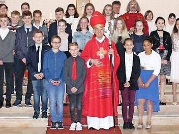 In Pressig spendete Erzbischof Ludwig Schick (Mitte) jungen Christen das Sakrament der Firmung.  Foto: Kirchenverwaltung