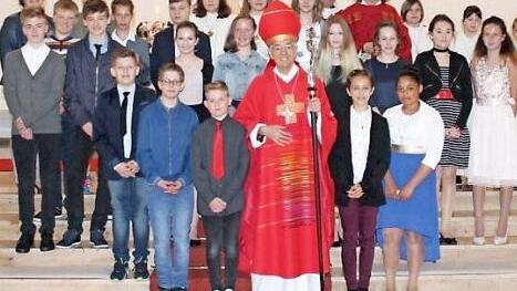 In Pressig spendete Erzbischof Ludwig Schick (Mitte) jungen Christen das Sakrament der Firmung.  Foto: Kirchenverwaltung