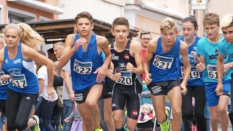 Unbändigen Ehrgeiz an den Tag legen vom Start weg die Jugendlichen beim Schülerlauf 2 über 1650 Meter.