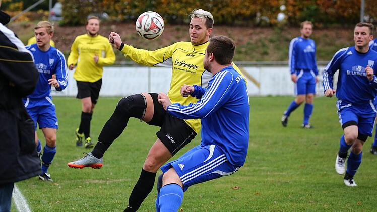Der Angreifer Michael Hoderlein vom SV Steinwiesen (gelbes Trikot) bekommt es am Sonntag mit dem SCR Steinbach am Wald zu tun, gegen den die SG Rothenkirchen/Pressig mit Nico Völlmer (blaues Trikot) vor zwei Wochen noch mit 0:3 unterlag.  Foto: Heinrich Weiß