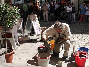 Der Stein für Karoline Tannenwald liegt nun bei den Namen ihrer beiden Kinder. Klara und Lothar Tannenwald wurden 1942 in Krasnystaw (Polen) ermordet. Ihre Mutter war wohl zu schwach für die Deportation.  Der Arbeitskreis Stolpersteine geht davon aus, dass sie am 20. März 1943 in Würzburg starb. Foto: Ulrike Müller