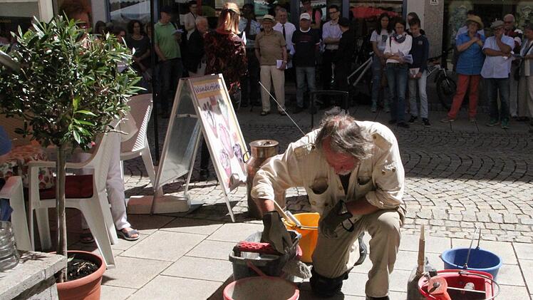 Der Stein für Karoline Tannenwald liegt nun bei den Namen ihrer beiden Kinder. Klara und Lothar Tannenwald wurden 1942 in Krasnystaw (Polen) ermordet. Ihre Mutter war wohl zu schwach für die Deportation.  Der Arbeitskreis Stolpersteine geht davon aus, dass sie am 20. März 1943 in Würzburg starb. Foto: Ulrike Müller
