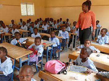 Die kleinen Schüler in Peycouck sind mit Lerneifer und Disziplin im Unterricht dabei. Foto: Marion Krüger-Hundrup