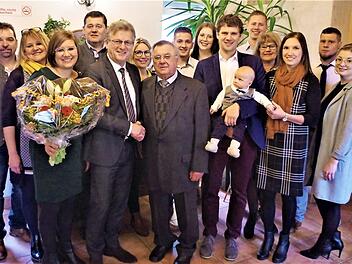 Mit Glückwünschen überhäuft wurde zum 85. Geburtstag Simon Nickol. Mit im Bild die Kinder, Enkel, Urenkel Emil sowie Bürgermeister Rainer Detsch (Fünfter von links). Foto: Gerd Fleischmann