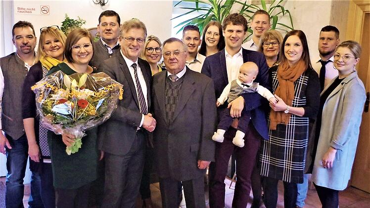 Mit Glückwünschen überhäuft wurde zum 85. Geburtstag Simon Nickol. Mit im Bild die Kinder, Enkel, Urenkel Emil sowie Bürgermeister Rainer Detsch (Fünfter von links). Foto: Gerd Fleischmann
