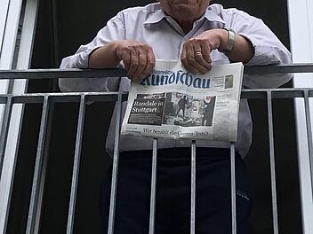 Johann Popp hält in Corona-Zeiten übers Fenster Kontakt zu seiner Familie, die ihm die Zeitung bringt. Foto: privat