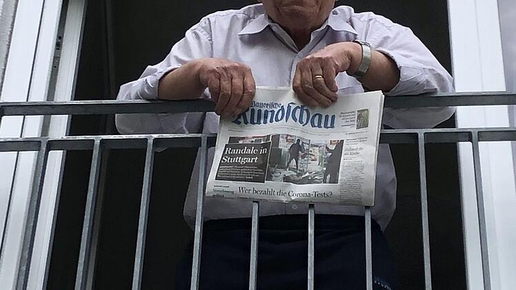 Johann Popp hält in Corona-Zeiten übers Fenster Kontakt zu seiner Familie, die ihm die Zeitung bringt. Foto: privat