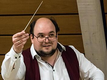 Seit Mitte Mai ist Manuel P. Grund offiziell neuer Dirigent des Orchesters der Musikfreunde Neustadt.