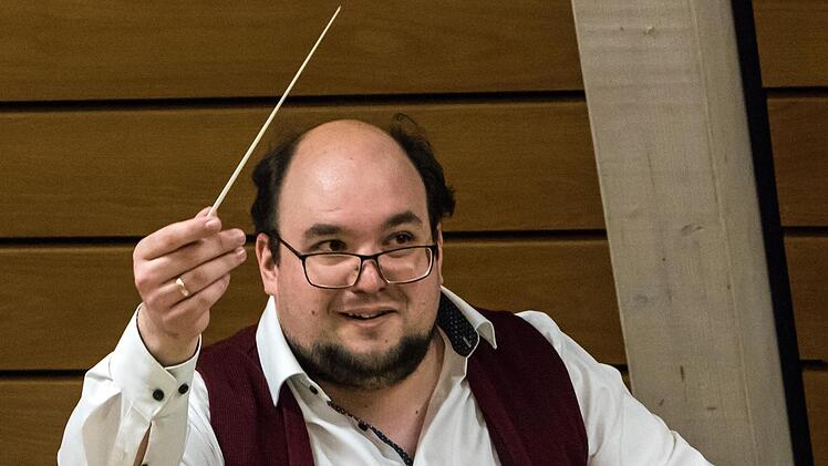 Seit Mitte Mai ist Manuel P. Grund offiziell neuer Dirigent des Orchesters der Musikfreunde Neustadt.