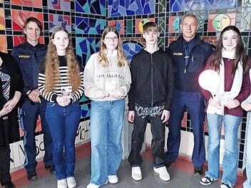 Als Anerkennung bekamen die Schülerlotsen am CVG, stellvertretend für alle aktive Schüler- und Schulbuslotsen in Stadt und im Landkreis Kulmbach, einen Gutschein für den Media Markt. Das Bild zeigt (von links) CVG-Verkehrserzieherin Tina Kornatz u...