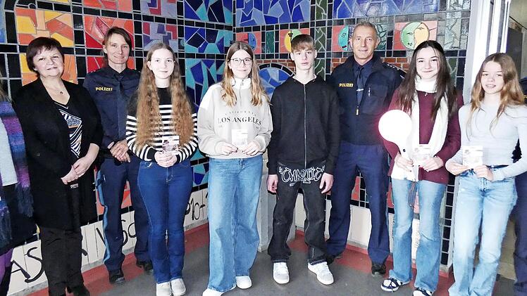 Als Anerkennung bekamen die Schülerlotsen am CVG, stellvertretend für alle aktive Schüler- und Schulbuslotsen in Stadt und im Landkreis Kulmbach, einen Gutschein für den Media Markt. Das Bild zeigt (von links) CVG-Verkehrserzieherin Tina Kornatz u...