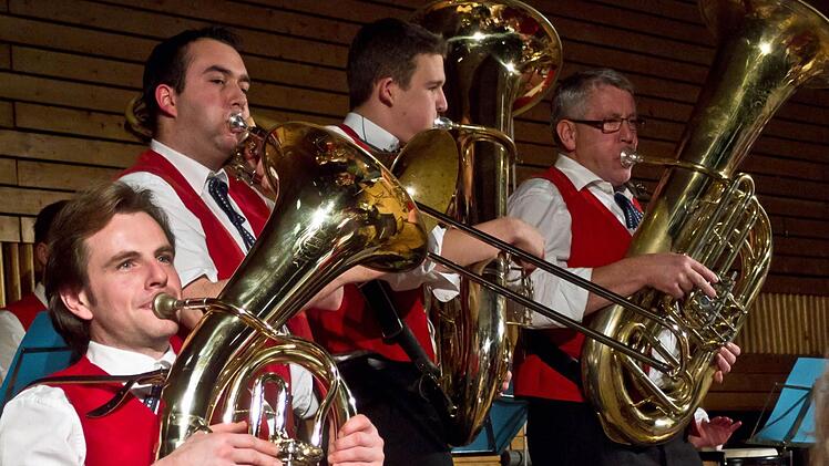 Ausgelassene Stimmung bei der Zugabe: Der Musikverein begeisterte das Publikum mit temperamentvoll dargebotenem Balkan-Brass.